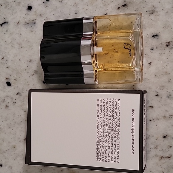 Oscar de la Renta Eau de Toilette 1 Oz - Picture 3 of 6